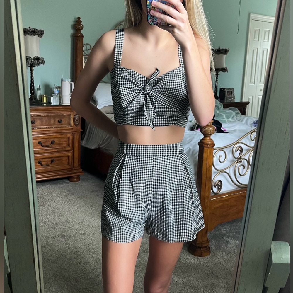En Crème XS Plaid Crop Top & XS High-Rise Shorts Set